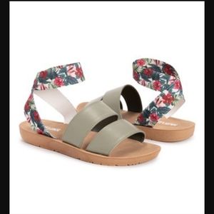 Muk Luks Green Multicolor Floral Ankle-Strap About Me Sandal, Size 11